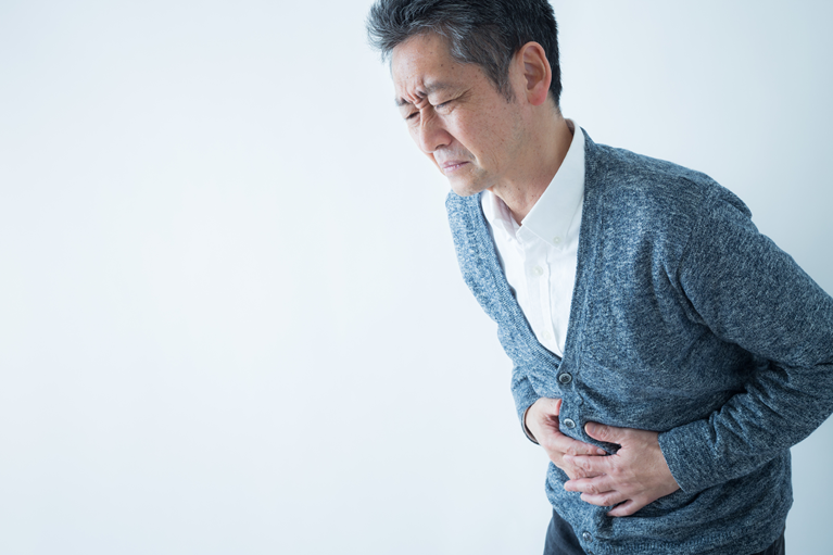 憩室炎になると腹痛や発熱などの症状が出ることもある